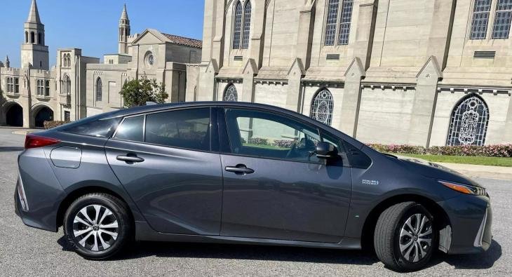2021 TOYOTA PRIUS PRIME (1)