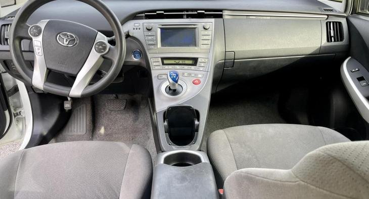 2015 TOYOTA PRIUS (1)