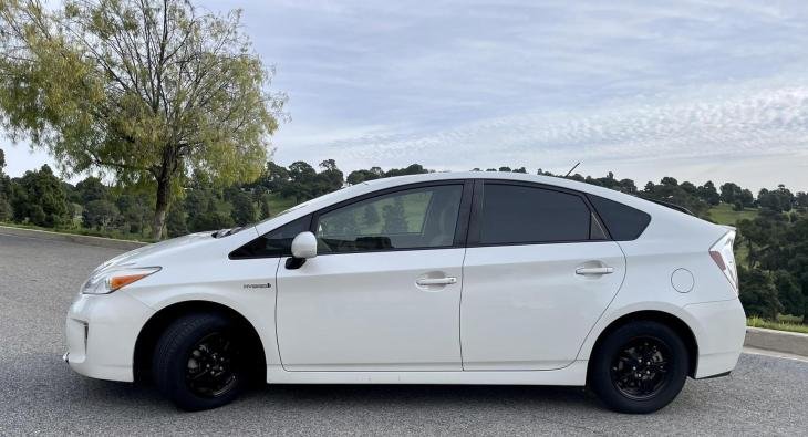2015 TOYOTA PRIUS (2)